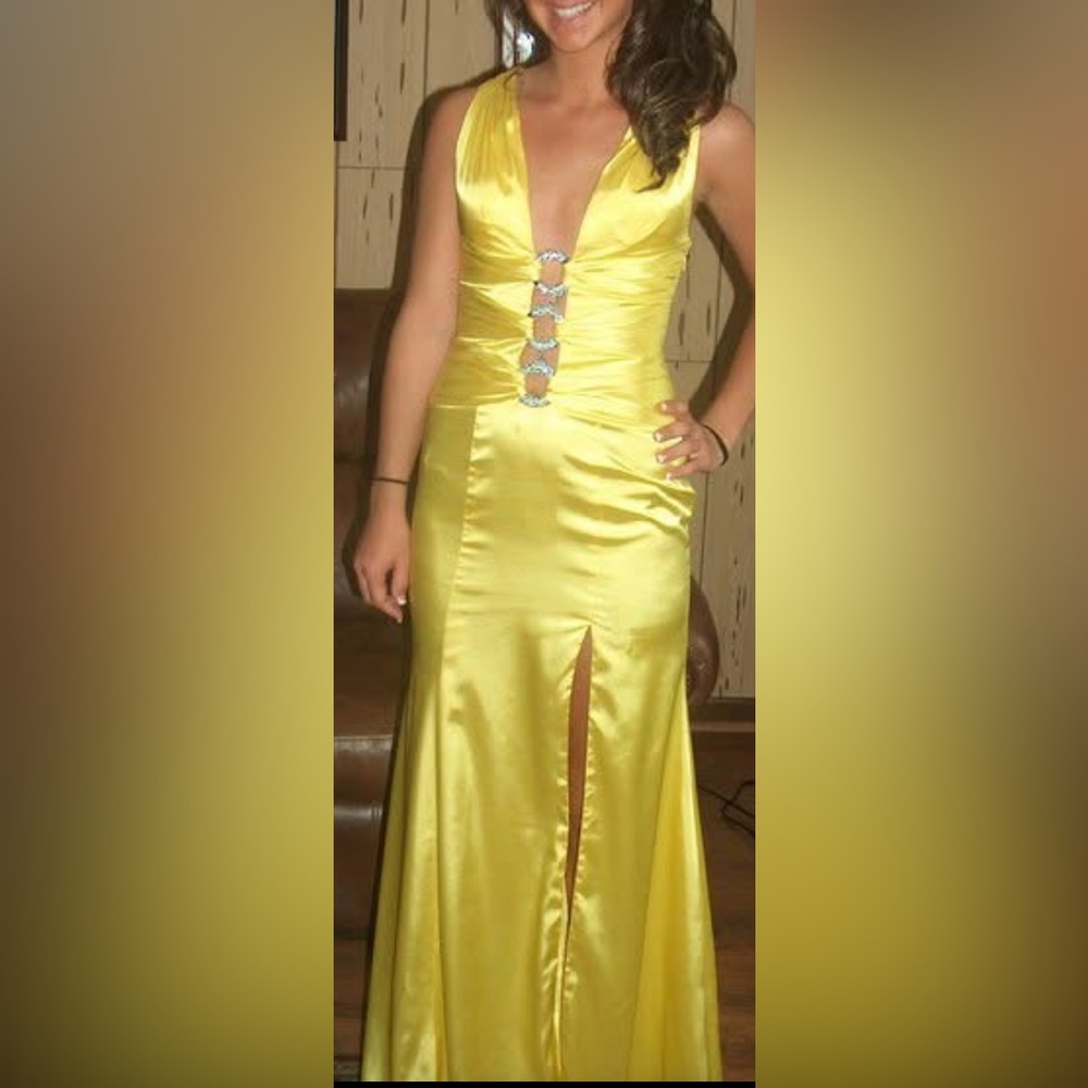 Yellow Formal Dress Size 2 Long Plunging Neckline Studio 17 Open Back Prom Dress